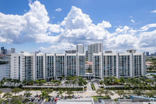 Building Photo - Echo Aventura