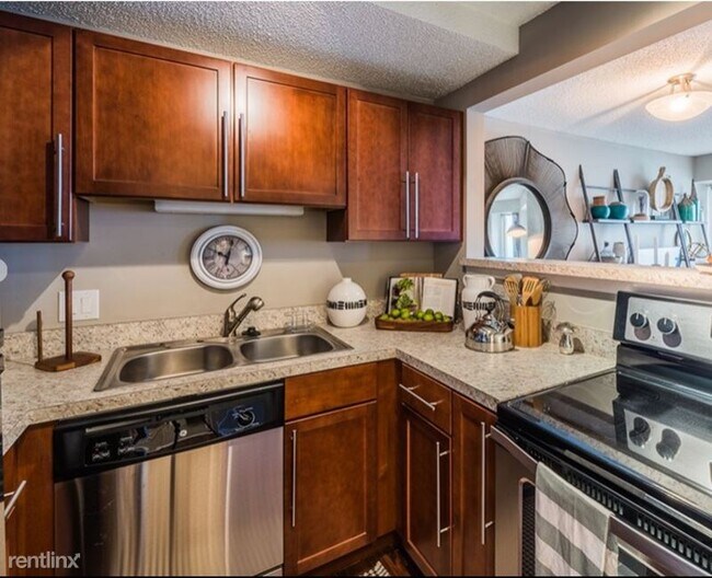 Building Photo - Studio, 1 bath Apartment - 321 E Erie St