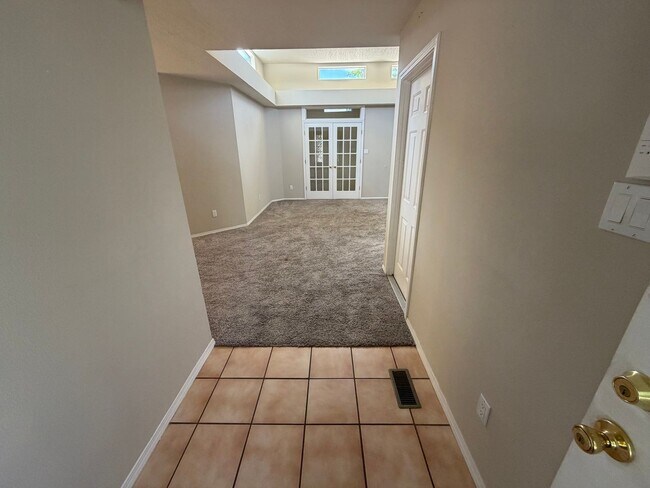 Foto del edificio - Spacious 3-Bedroom