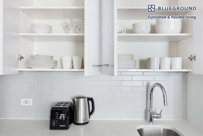 Building Photo - 230 E 44th St