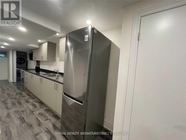 Photo du bâtiment - LOWER - 20 KEW BEACH AVENUE