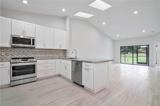 Foto del edificio - 8354 Waterford Ave