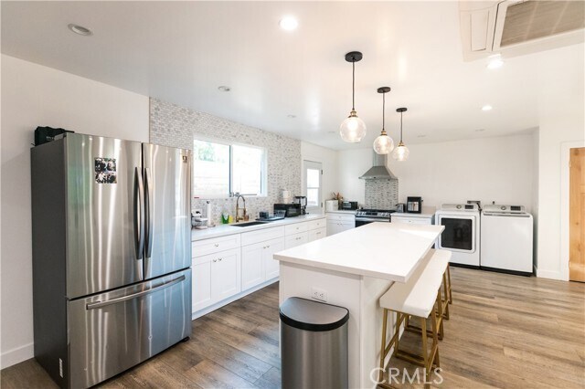 Building Photo - 24306 Victory Blvd