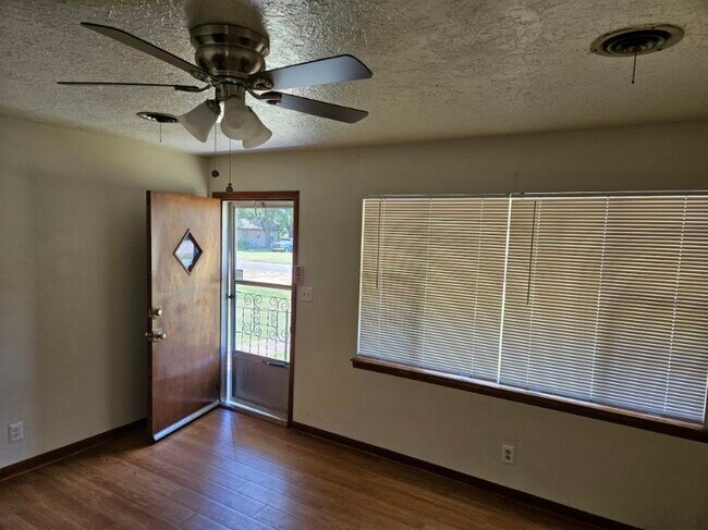 Building Photo - 316 N Birch St