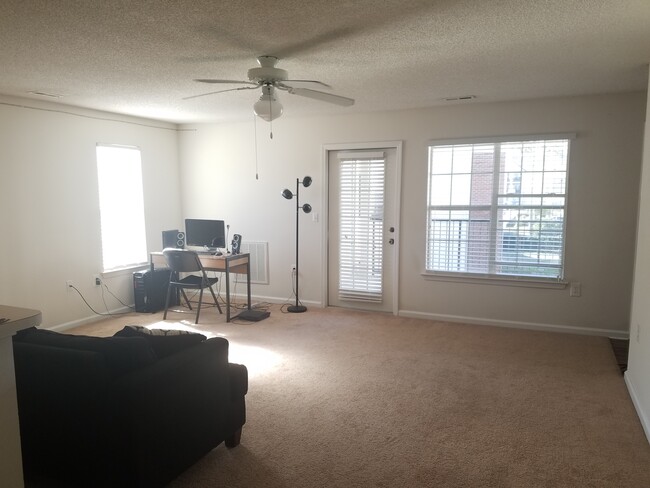 Building Photo - 210 Palm Club Cir