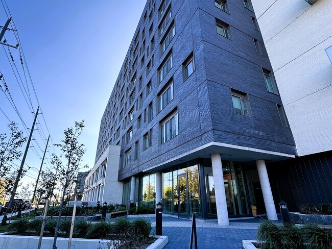 Photo du bâtiment - Stunning Unit at East City Condos (1+Den, ...
