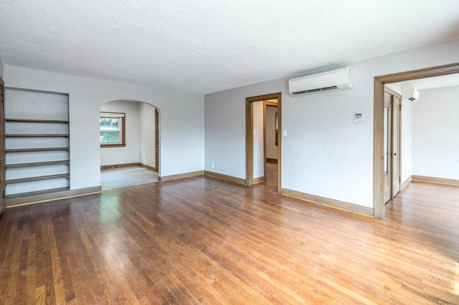 Building Photo - 19 Manor Ln
