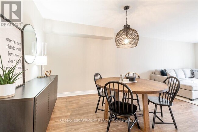 Photo du bâtiment - 895-895 Maple Ave