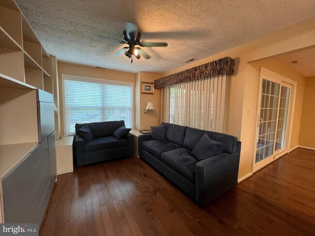 Building Photo - 4 Fourwood Ct