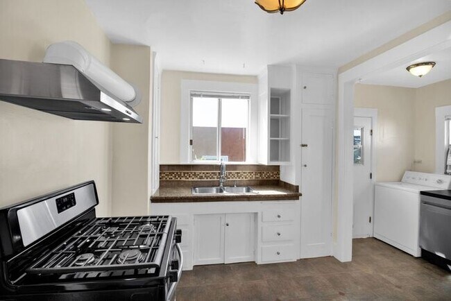 Building Photo - Cute Bungalow with Workshop in Upper Dimon...