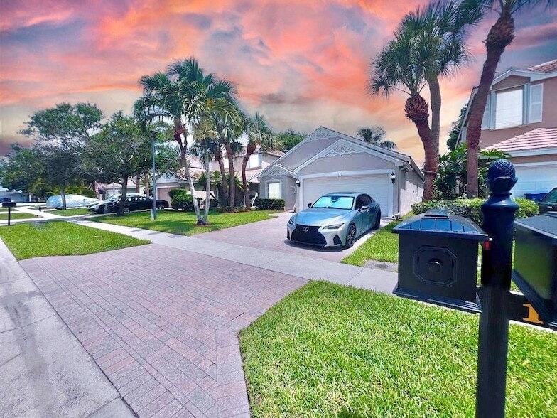 Photo - 137 Canterbury Pl