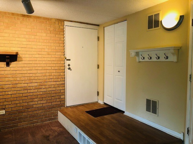 Building Photo - 6015 Lakeside Pl