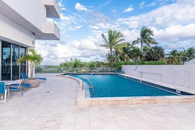 Foto del edificio - 9225 Collins Ave