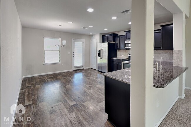 Building Photo - 717 Pinnacle Dr