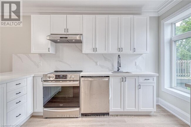 Building Photo - 86 Wellington St S