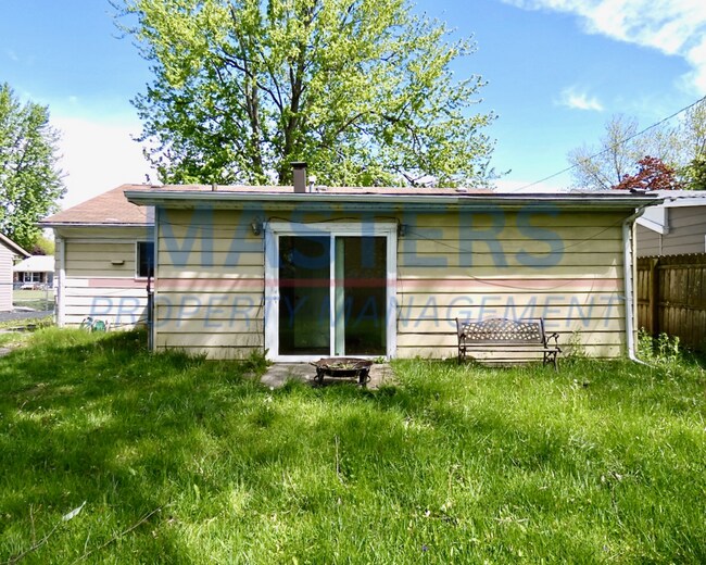 Foto del edificio - Spacious 4-Bedroom Home with 2 Full Baths & Detached Garage