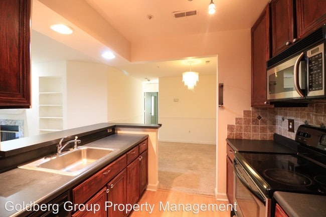 Building Photo - 3307 Sir Thomas Dr