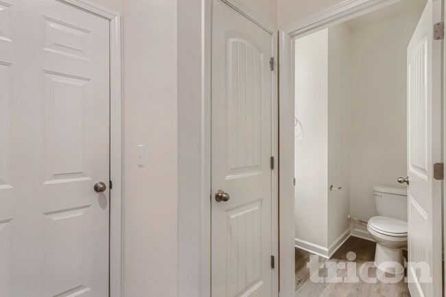 Building Photo - 142 Woodhouse Cir