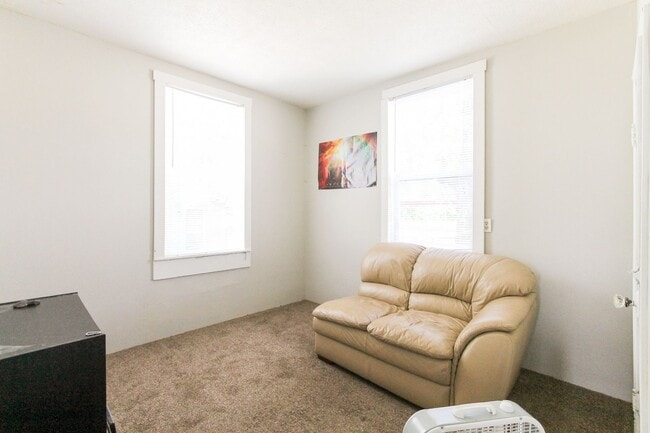 Building Photo - PRELEASING for AUGUST! Close to Campus: On...
