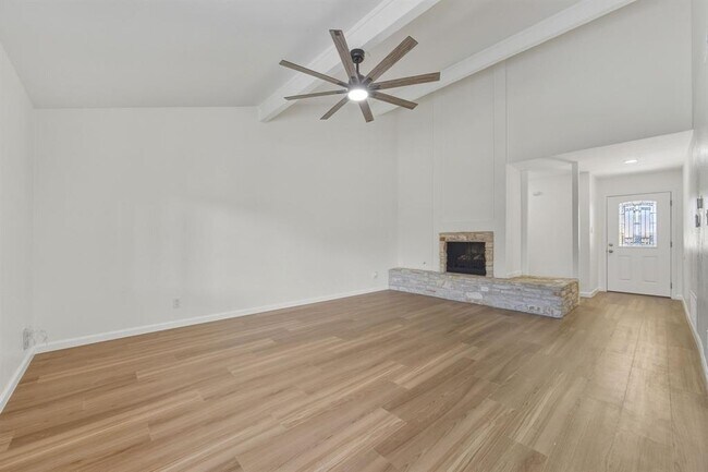 Foto del edificio - 5702 Lewood Dr