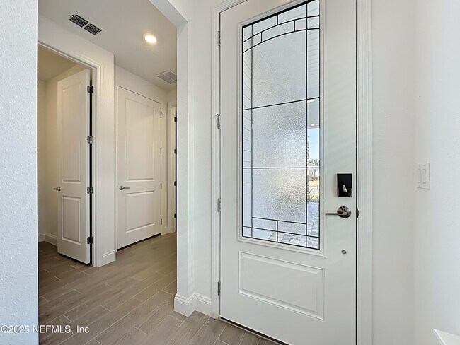 Foto del edificio - 289 Pentwater Rd