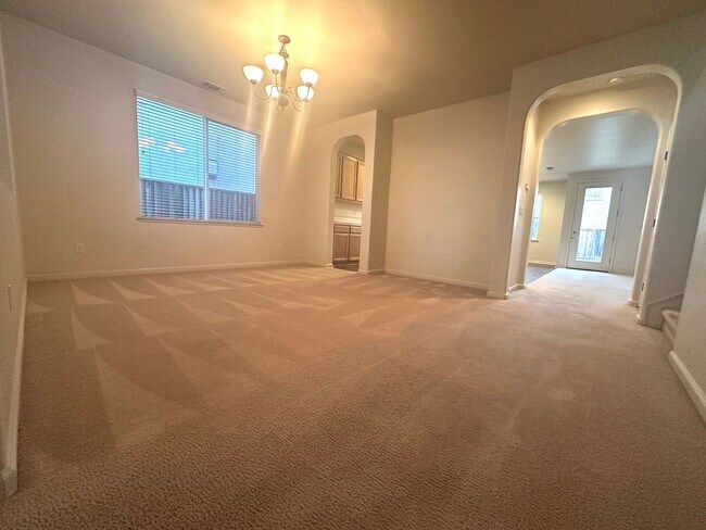 Foto del edificio - Reduced Price! Spacious 5 Bed, 3 Bath home...