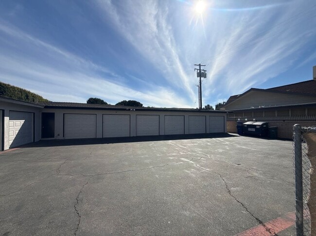 Building Photo - 7622 Crescent Ave