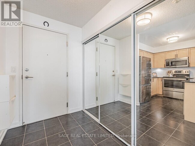 Photo du bâtiment - 812 Lansdowne Ave