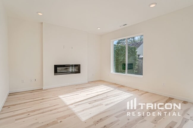 Building Photo - 10228 Whitman Ave SW