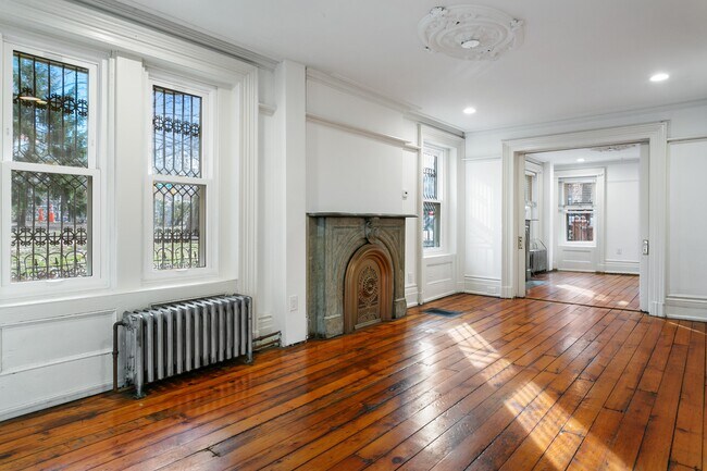 Building Photo - Huge Paulus Hook Duplex Apt w/Pvt Yard