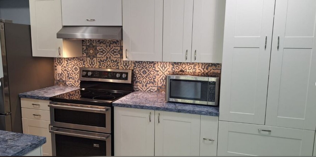 Kitchen Pic+Pantry - 223-9847 Manchester Dr