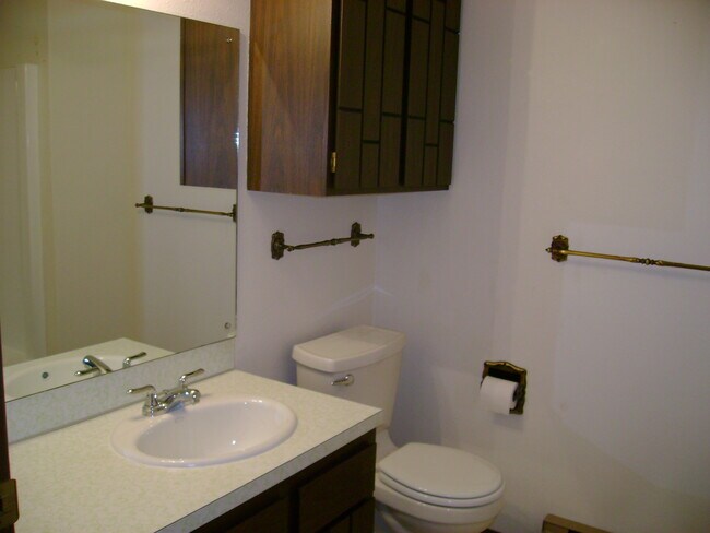 Foto del edificio - 1420 W 10th St