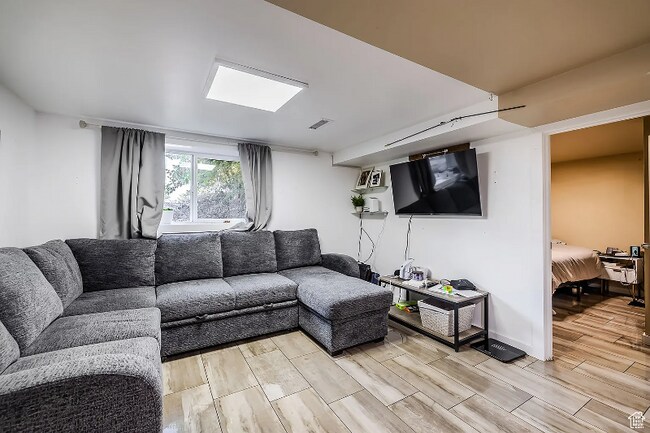 Foto del edificio - 810 600 W