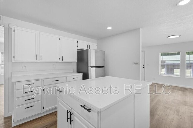 Building Photo - 405 Falletti St