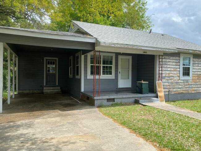Building Photo - 1204 Cherry St