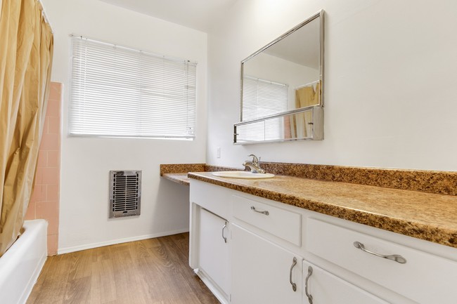 Foto del interior - 3845 Potomac Ave Los Angeles, CA 90008
