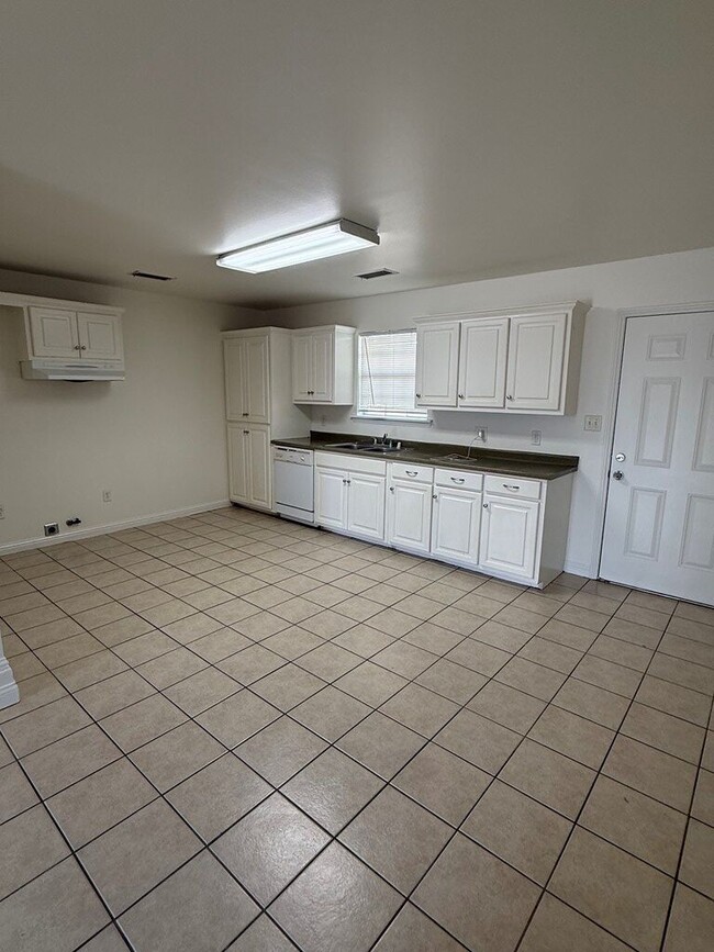 Building Photo - 106 Blue Dr