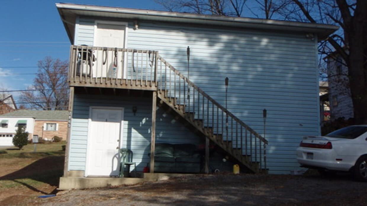 Primary Photo - 2865 University Ave