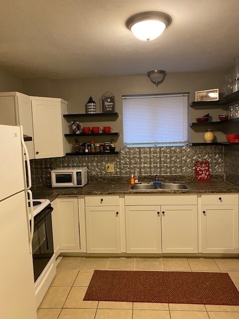 Kitchen - 4921 Chicago St