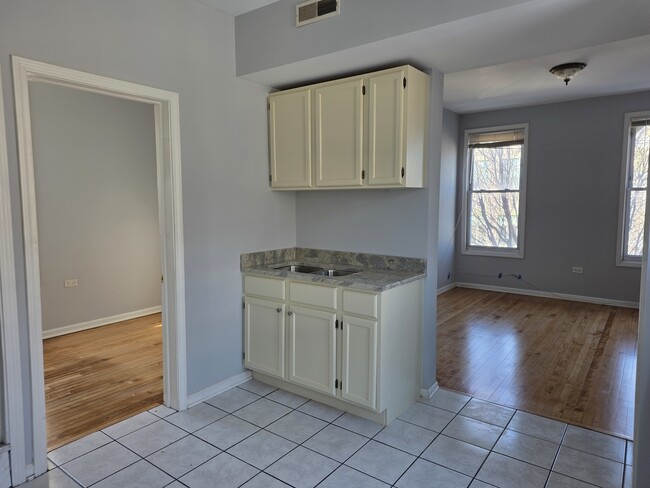 Building Photo - 1025 W Cullerton St