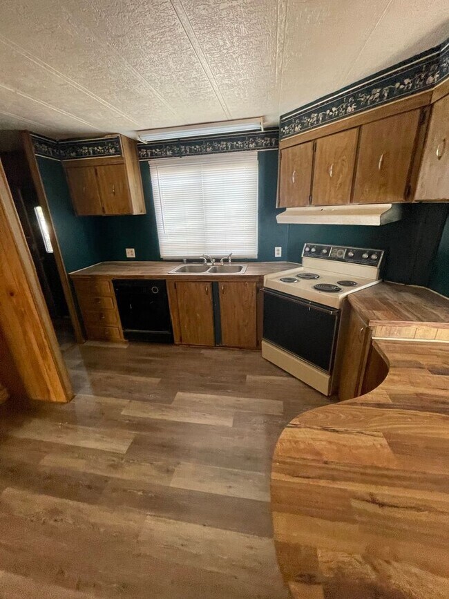 Building Photo - Spacious 3 bedroom home in Merkel!