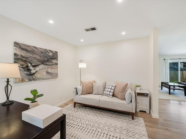 Foto del edificio - Recently Renovated throughout! Light and B...