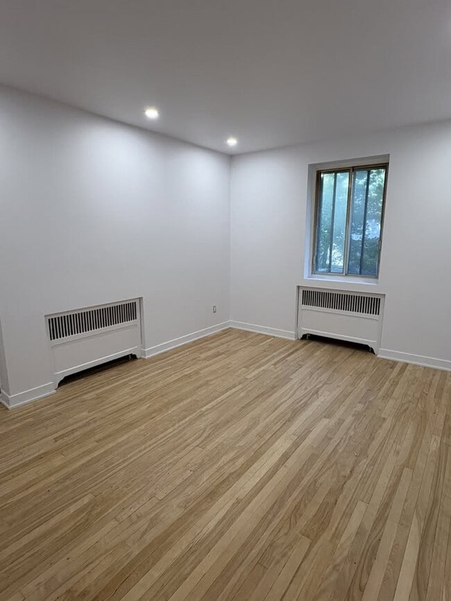 Photo du bâtiment - 4930 Edouard Montpetit Blvd