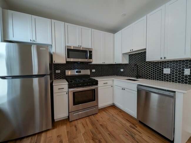Building Photo - 650 W Wrightwood Ave