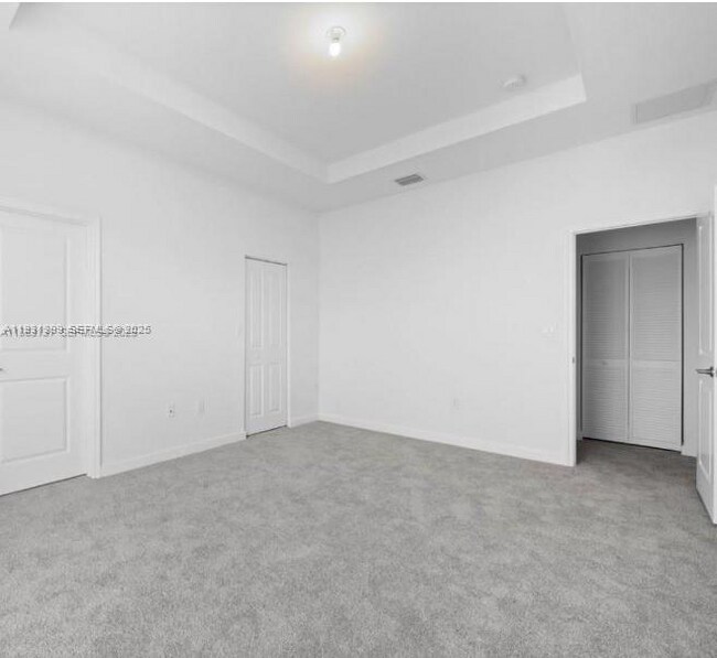 Building Photo - 701 SE 14th Ct