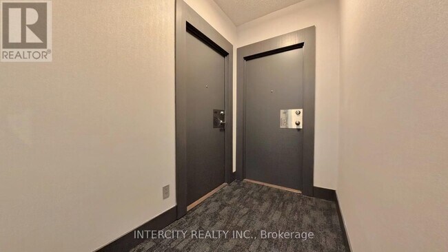 Photo du bâtiment - 4070-4070 Confederation Pkwy
