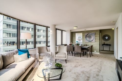 Foto del edificio - 300 W Ontario St
