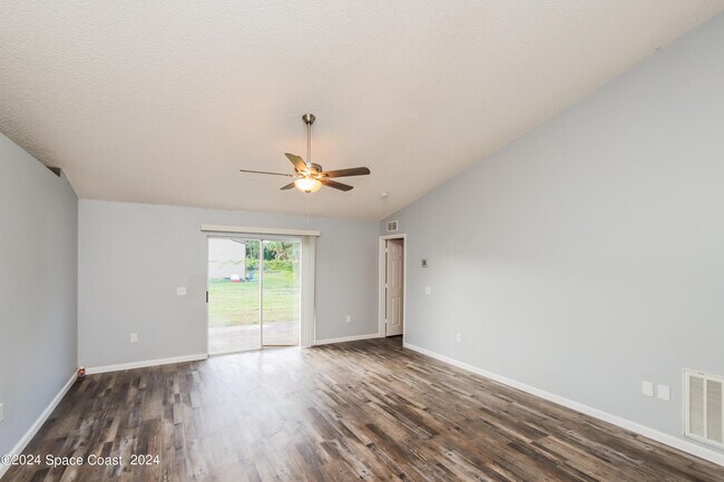 Building Photo - 3042 Tazewell Ave SE