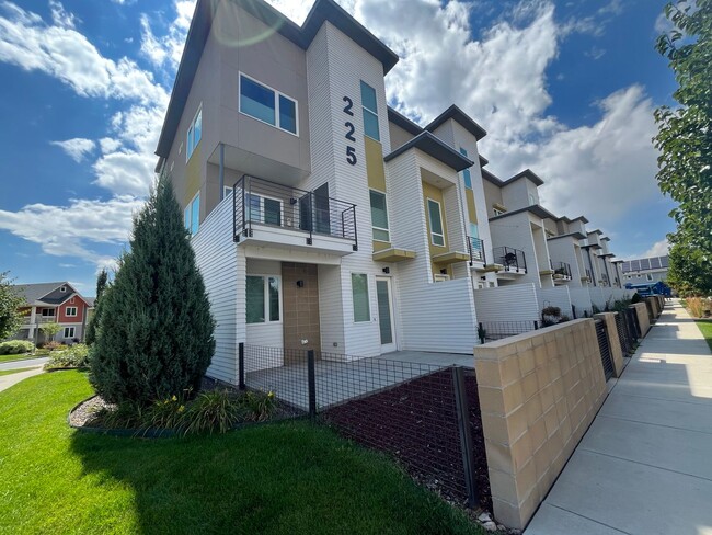 Foto del edificio - Beautiful Modern Townhouse in North Fort C...