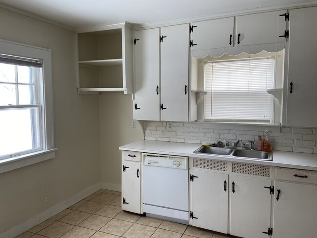 Building Photo - 344 Malverne Dr